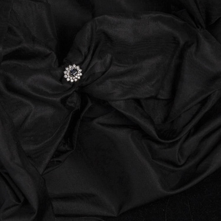  tissu de soie moiré noir 
 Selon l'angle sous lequel on le regarde, un tissu moiré présentera une vibration unique de couleurs et de lumière. 
 Le dessin final est généralement constitué d'ondulations obtenues au moment du tissage. 
 Conseils d'entretien: Nettoyage à sec 