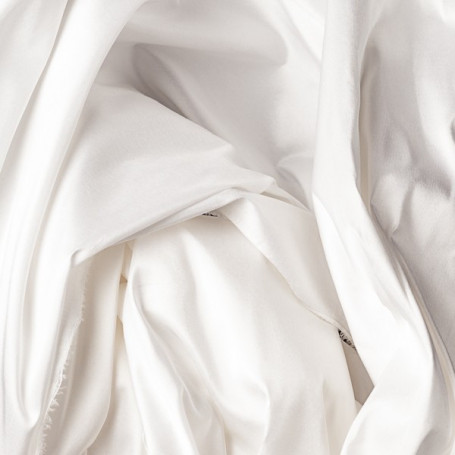 La soie doupion est tissée avec des fils légèrement irréguliers qui lui donne son caractère particulier. Un tissu en soie avec de la tenue et des reflets chatoyants. 
  
 Conseils d'entretien: Nettoyage à sec 