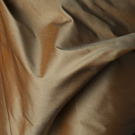  La soie doupion est tissée avec des fils légèrement irréguliers qui lui donne son caractère particulier. Un tissu en soie avec de la tenue et des reflets chatoyants. 
  
 Conseils d'entretien: Nettoyage à sec 
  
  